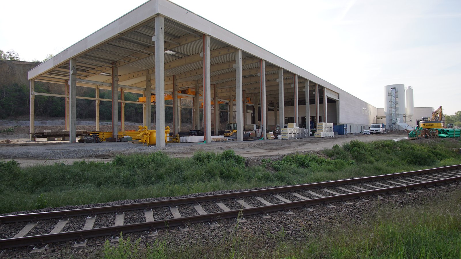 Produktionshalle mit automatisierter Anlage für Betonfertigteile