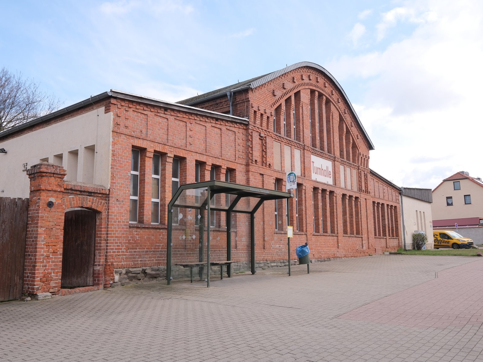 Sporthalle, Außenansicht vor der Sanierung